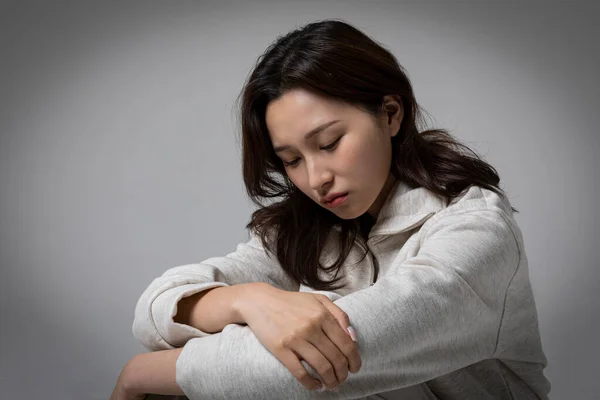 Stresszes Depressziós Koreai Üzletasszony Rózsaszín Öltönyben Frusztrált — Stock Fotó