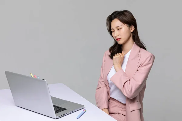 Ofis Çalışanlarının Genel Sağlık Sorunları Koreli Genç Kadın Hazımsızlık — Stok fotoğraf