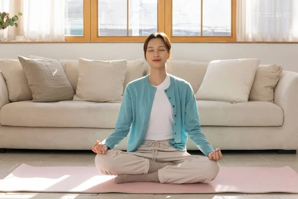 Happy Single Life Korean Woman Meditation — Stock Photo, Image