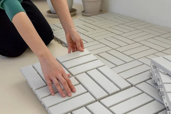Gerakan Tangan Interior Diy Close Seup Tile Lantai — Stok Foto