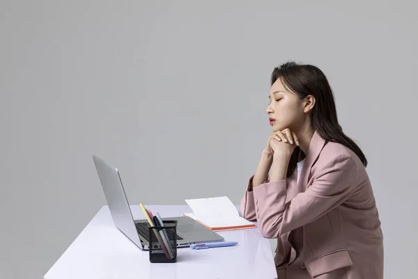 Gestrest Depressieve Koreaanse Zakenvrouw Roze Pak Zorgen Maken — Stockfoto
