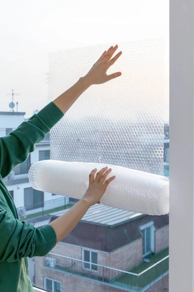 Diy Hareket Yakın Çekim Pencereye Bir Hava Kapağı Koymak — Stok fotoğraf