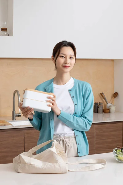 Vida Única Feliz Mulher Coreana Preparando Almoçando Embalagem — Fotografia de Stock