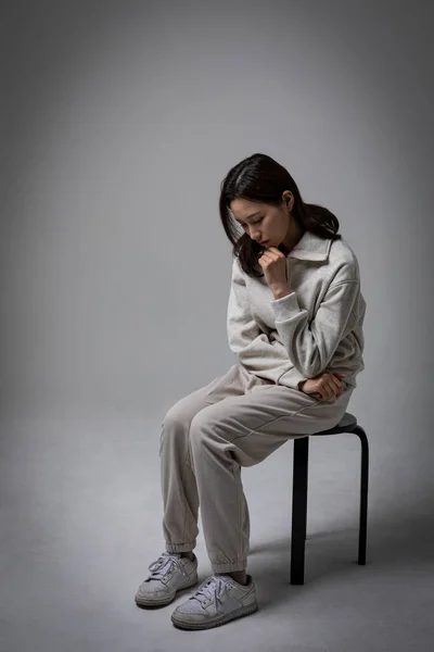 Mujer Negocios Coreana Estresada Deprimida Traje Rosa Preocupante — Foto de Stock