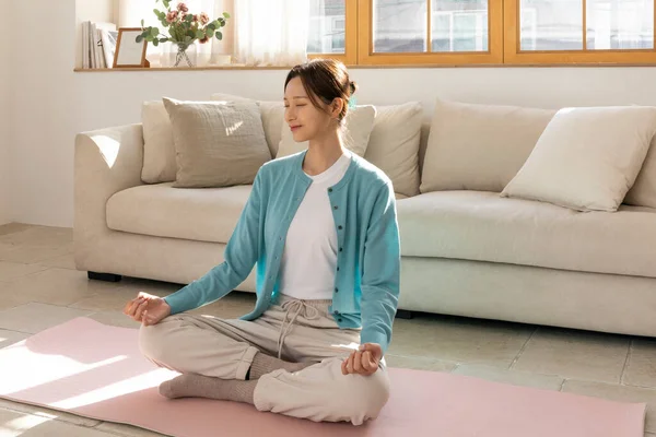 Happy Single Life Korean Woman Meditation — Stock Photo, Image