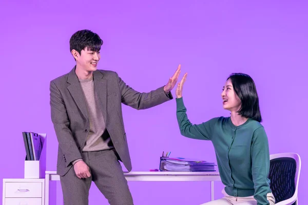 ビジネスコンセプト韓国の若い女性と男性が手の動きをする — ストック写真