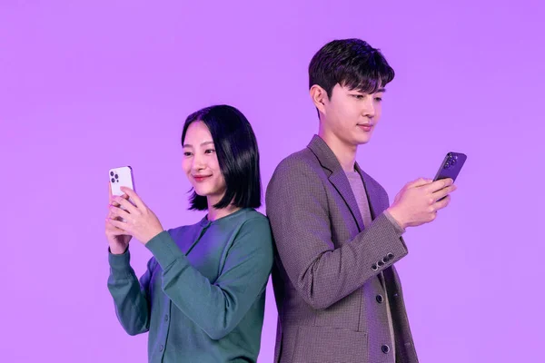 Концепція Роботи Підприємства Молода Корейка Азіатка Чоловік Тримає Мобільний Телефон — стокове фото