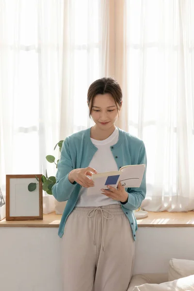 Happy Single Life Korean Woman Reading Book — Stock Photo, Image