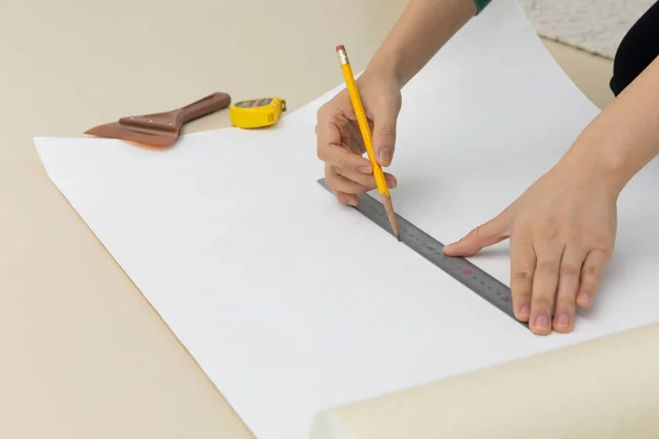 Diy Hareket Yakın Çekim Kalem Ile Duvar Kağıdı Uzunluk Denetimi — Stok fotoğraf