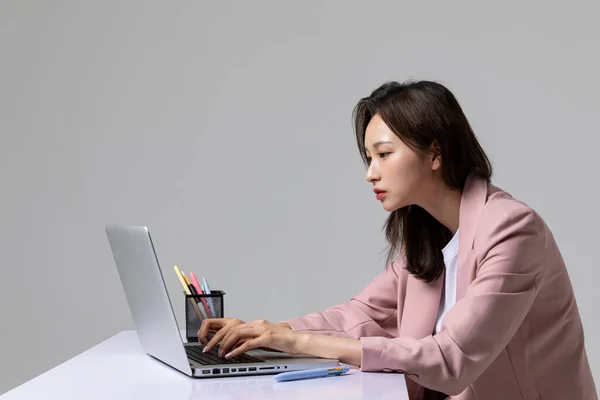 Gemeenschappelijke Gezondheidsproblemen Van Kantoorpersoneel Koreaanse Jonge Vrouw Voorhoofdshouding — Stockfoto