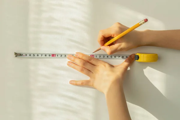 Diy内手运动 壁纸长度测量 — 图库照片