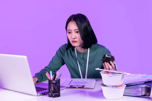 Business Working Concept Jonge Koreaanse Aziatische Vrouw Concentreren Haar Werk — Stockfoto