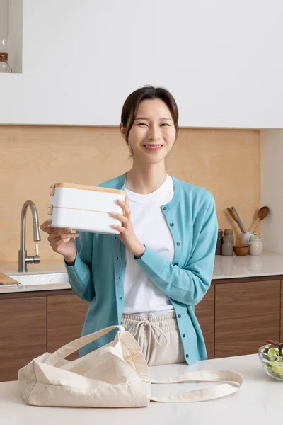 Vida Única Feliz Mulher Coreana Preparando Almoçando Embalagem — Fotografia de Stock