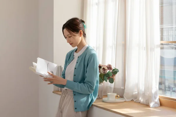 韓国人女性の幸せな独身生活本を読んで — ストック写真
