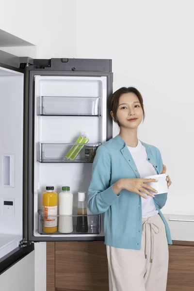 Koreli Kadının Mutlu Bekar Hayatı Buzdolabının Içine Bak — Stok fotoğraf