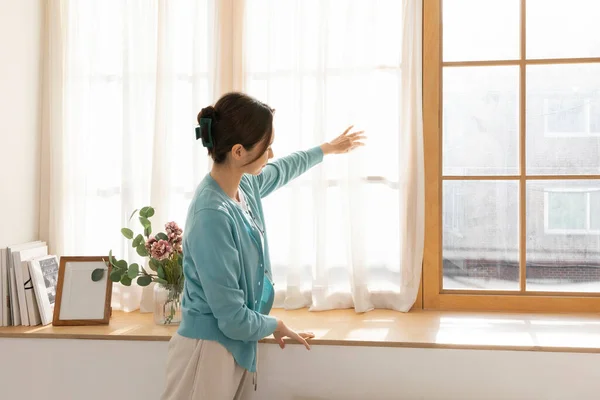 Glückliches Single Leben Der Koreanerin Blick Aus Dem Fenster — Stockfoto