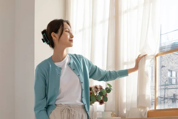韓国人女性の幸せな独身生活窓の外を見てください — ストック写真