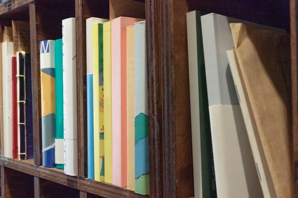 Kirjahylly Täynnä Kirjoja Lähikuva Näkymä — kuvapankkivalokuva