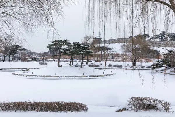 Piękna Zimowa Sceneria Pawilonie Banghwasuryujeong Twierdza Suwon Hwaseong Korei — Zdjęcie stockowe