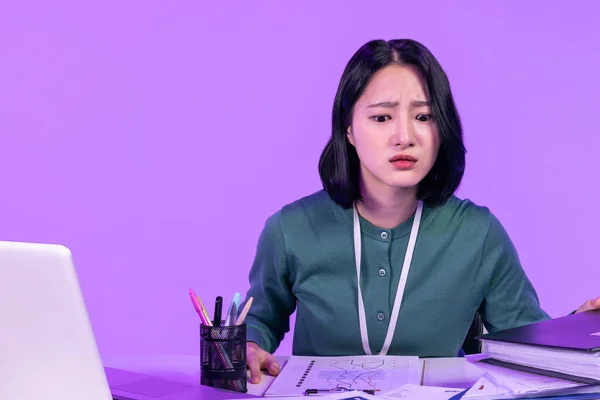 做生意的概念 年轻的韩国亚洲女人厌倦了大量的工作 — 图库照片