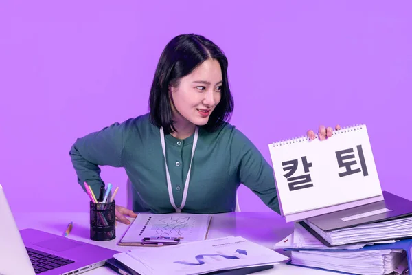 Dünyası Konsepti Genç Koreli Asyalı Kadın Ofisten Zamanında Çıkıyor — Stok fotoğraf