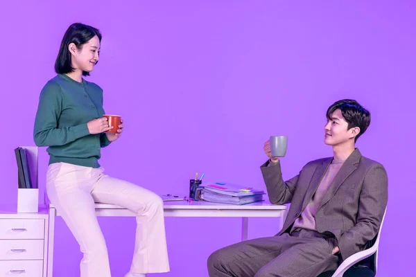 ビジネスのコンセプト 若い韓国人女性と男性 コーヒーとの会話 — ストック写真