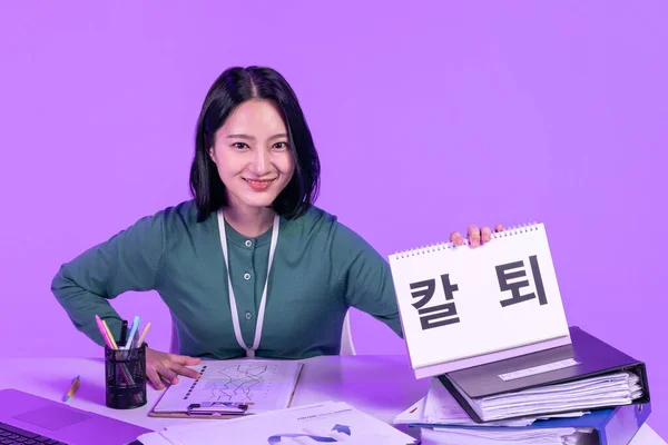 商务工作理念 年轻的韩国亚洲妇女准时离职 — 图库照片