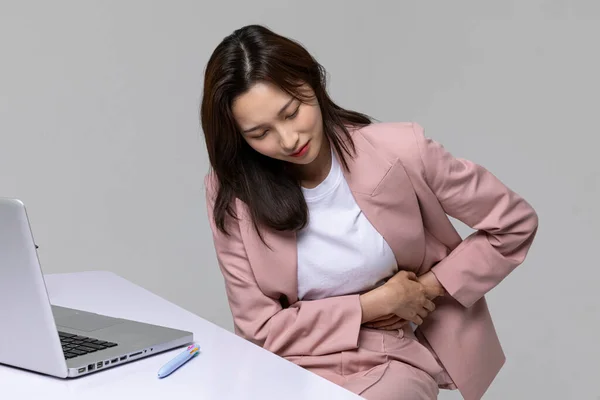 办公室工作人员 韩国年轻妇女 胃痛等常见病 — 图库照片