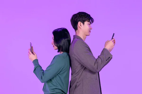 ビジネスのコンセプト若い韓国人女性と携帯電話を空の画面で持っている男 — ストック写真