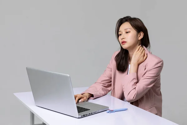サラリーマンや韓国人の若い女性首の痛み — ストック写真
