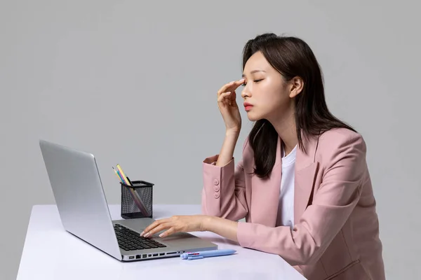 Gemeenschappelijke Gezondheidsproblemen Van Kantoorpersoneel Koreaanse Jonge Vrouw Droog Oog — Stockfoto