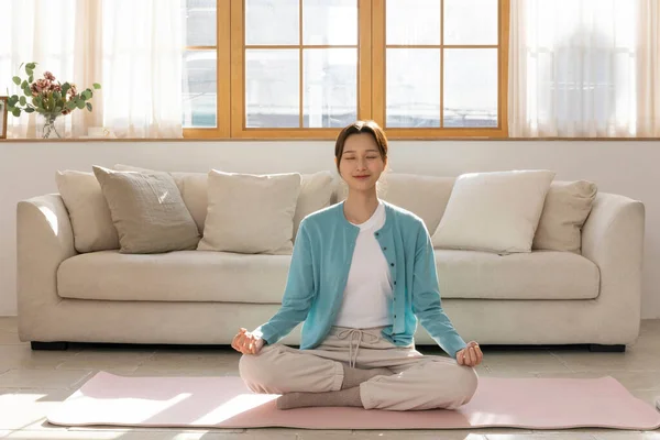 韓国人女性の幸せな独身生活瞑想 — ストック写真