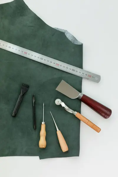 Ästhetisches Foto Von Handgefertigten Handwerklichen Hobbys Leder Und Werkzeugen — Stockfoto