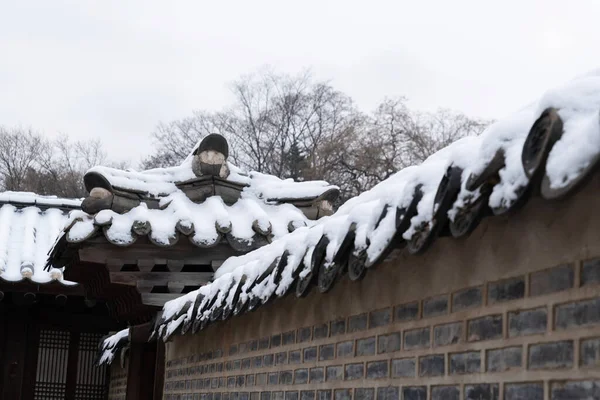 Pokryte Śniegiem Koreański Tradycyjnej Dachówki — Zdjęcie stockowe