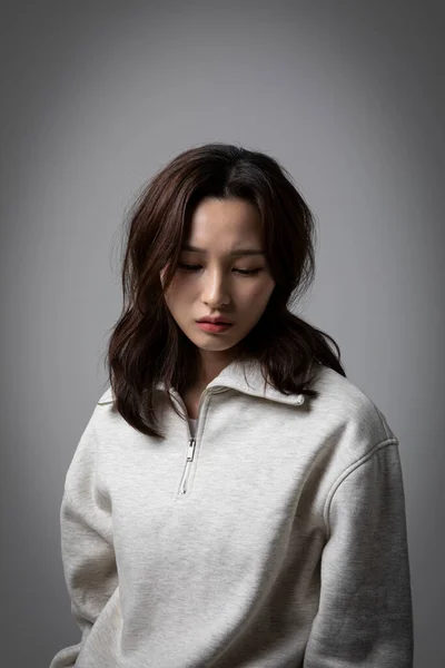 Estressado Deprimida Mulher Negócios Coreana Terno Rosa Preocupante — Fotografia de Stock