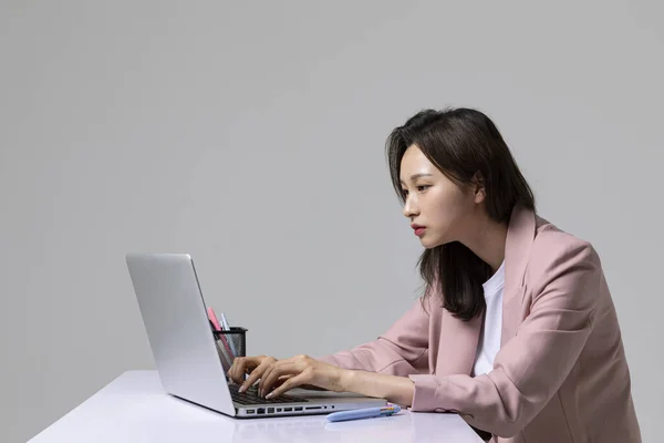 Wspólne Problemy Zdrowotne Pracowników Biurowych Koreańska Młoda Kobieta Przednia Postawa — Zdjęcie stockowe