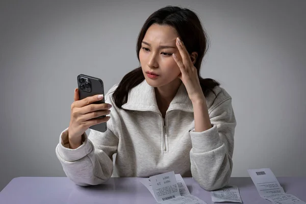 Mujer Negocios Coreana Estresada Deprimida Traje Rosa Pensando Ello Mientras — Foto de Stock