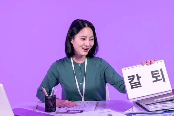 Dünyası Konsepti Genç Koreli Asyalı Kadın Ofisten Zamanında Çıkıyor — Stok fotoğraf