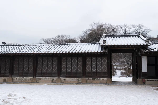 Snöar Vinterlandskap Changdeokgung Palats Korea — Stockfoto
