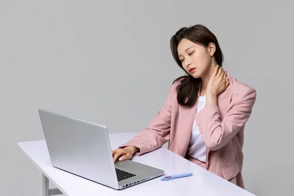 Gemeenschappelijke Gezondheidsproblemen Van Kantoorpersoneel Koreaanse Jonge Vrouw Nekpijn — Stockfoto