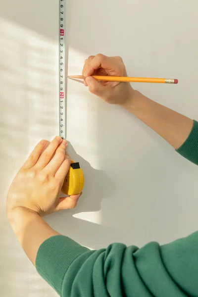 Diy内手运动 壁纸长度测量 — 图库照片