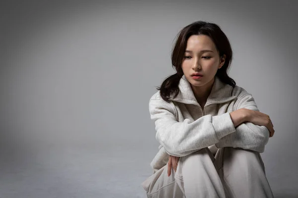 Estressado Deprimida Mulher Negócios Coreana Terno Rosa Preocupante — Fotografia de Stock