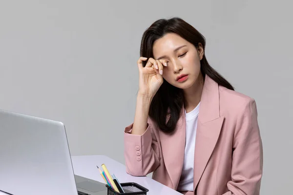 職場の労働者や韓国人の若い女性や乾燥した目の健康問題は — ストック写真