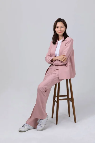 Affärsidé Koreansk Ung Kvinna Sittande Studio Skott — Stockfoto