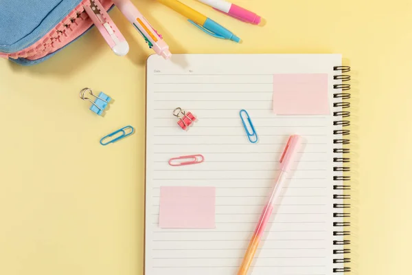 学校の備品や日記のコンセプト鉛筆 — ストック写真