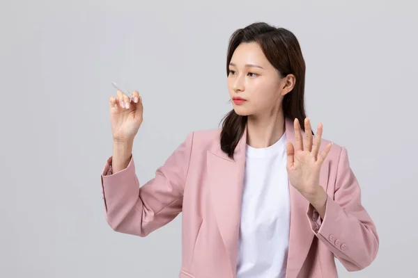 Konsep Bisnis Wanita Muda Korea Menciptakan Tampilan Holografik Studio Shot — Stok Foto
