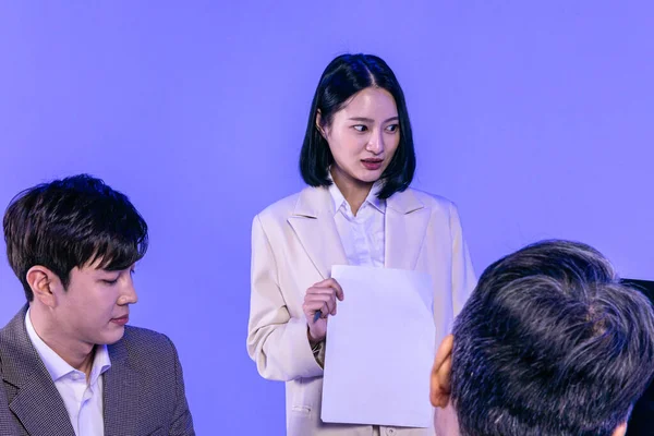 Asya Koreli Son Sınıf Öğrencisi Orta Yaşlı Genç Elbiseli Neon — Stok fotoğraf