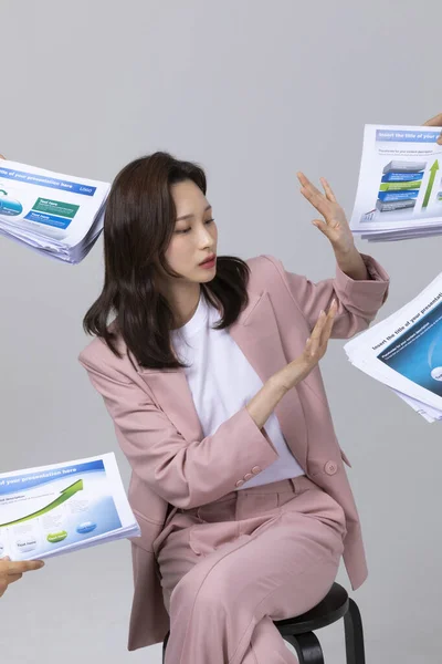 Concepto Negocio Mujer Joven Coreana Rechazo Excesivo Del Trabajo Plano — Foto de Stock