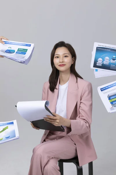Concepto Negocio Mujer Joven Coreana Pose Confiada Con Mucho Trabajo — Foto de Stock