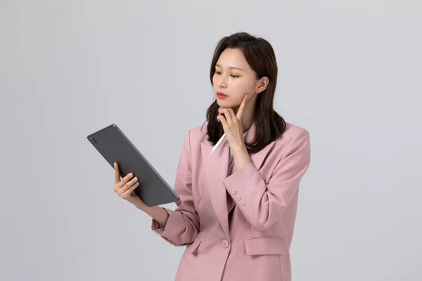Conceito Negócio Coreano Jovem Preocupando Com Tablet Estúdio Tiro — Fotografia de Stock